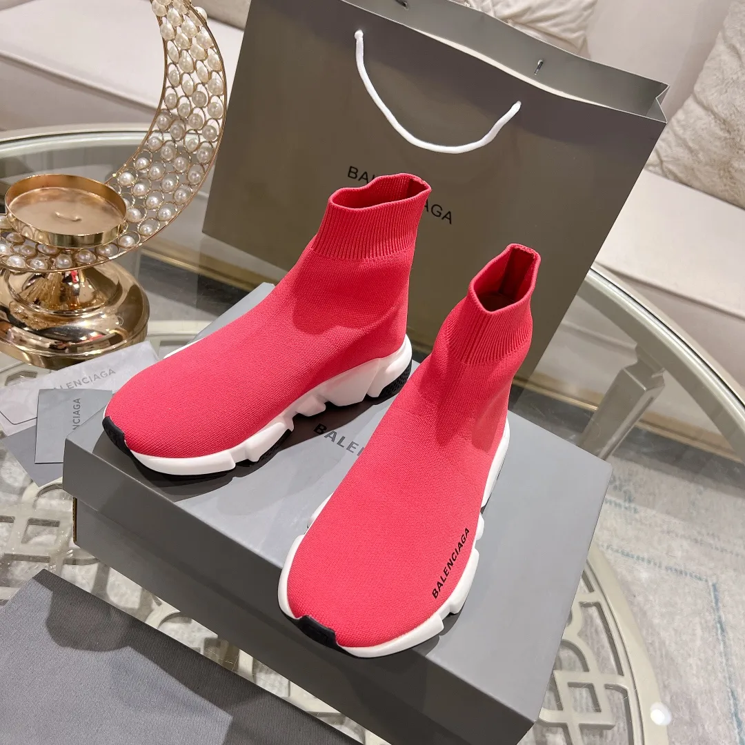 👟👟Ex-factory price 400👟👟 Balenciaga classic sock boots, originally produced by the factory, purchasing agent level. The latest original outsole mold, (TPU ten-vacuum outsole, the highest version on the market, please do not compare prices with TPR outsole, don’t bother if you don’t know the product) The black, white and red three-color vacuum sole shows high-end luxury. •Upper: elastic fly weave double-layer composite gold wire high-elastic knitted mesh cotton •Inner lining: imported double-sided velvet, which is comfortable and resilient to shape •Insole: original imported terry cloth, breathable but not fading •Sole: TPU ten-vacuum outsole (to eliminate pores) •Packaging: full set of packaging (certificate, invoice, cloth bag, handbag) •Size: 34-45 standard code (34, 45, 46.47 can be customized and are not returnable)
